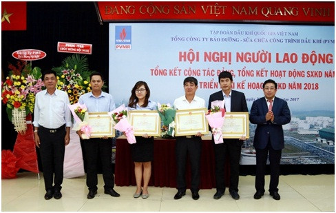 Đồng chí Phạm Xuân Cảnh, Phó Bí thư Thường trực Đảng ủy, Thành viên Hội đồng thành viên Tập đoàn Dầu khí Việt Nam tặng bằng khen của Tổng giám đốc PVN cho các tập thể xuất sắc. Đồng chí Phạm Xuân Cảnh, Phó Bí thư Thường trực Đảng ủy, Thành viên Hội đồng thành viên Tập đoàn Dầu khí Việt Nam tặng bằng khen của Tổng giám đốc PVN cho các tập thể xuất sắc.