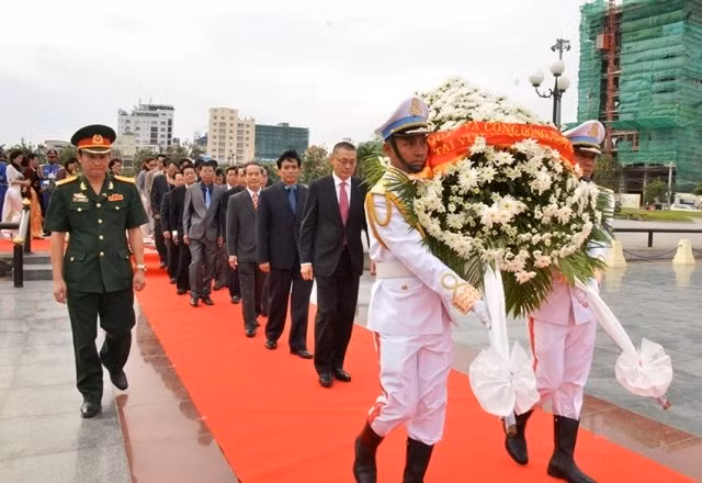 Đại sứ Vũ Quang Minh dẫn đầu đoàn Đại sứ quán và cộng đồng người Việt Nam tại Campuchia viếng các Anh hùng Liệt sĩ.