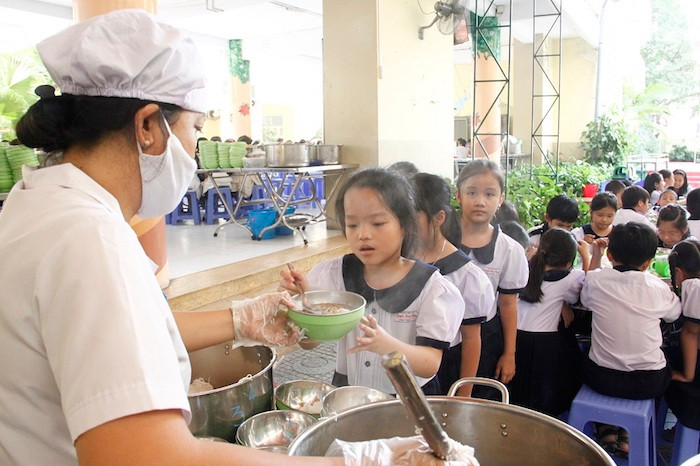 Bữa ăn của các em học sinh tại Trường Tiểu học Nguyễn Bỉnh Khiêm – một trong những trường đầu tiên triển khai Dự án Bữa ăn học đường