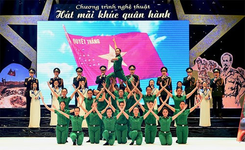 Màn hát múa "Hát mãi khúc quân hành" khép lại chương trình nghệ thuật. Ảnh: PHÚ SƠN/Qdnd.vn Màn hát múa "Hát mãi khúc quân hành" khép lại chương trình nghệ thuật. Ảnh: PHÚ SƠN/Qdnd.vn