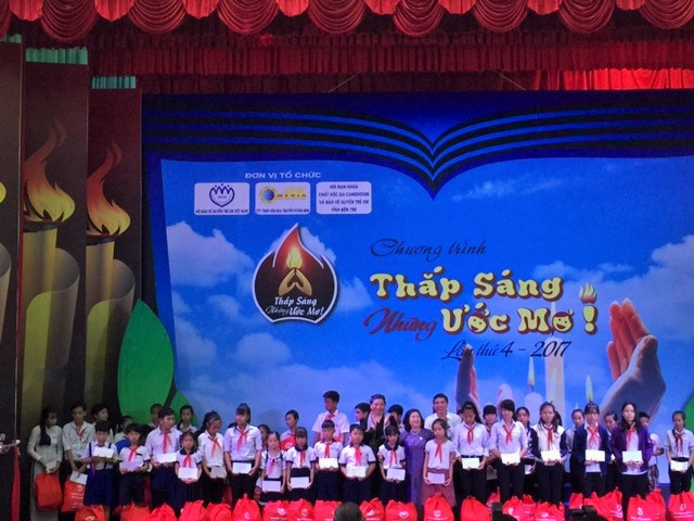 Các em học sinh nghèo vượt khó tại Bến Tre nhận học bổng và quà từ chương trình Các em học sinh nghèo vượt khó tại Bến Tre nhận học bổng và quà từ chương trình