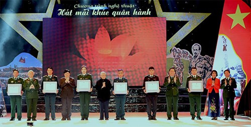 Các đại biểu, khách quý và Ban tổ chức trao quà tặng các đơn vị tại chương trình. Ảnh: PHÚ SƠN/Qdnd.vn Các đại biểu, khách quý và Ban tổ chức trao quà tặng các đơn vị tại chương trình. Ảnh: PHÚ SƠN/Qdnd.vn