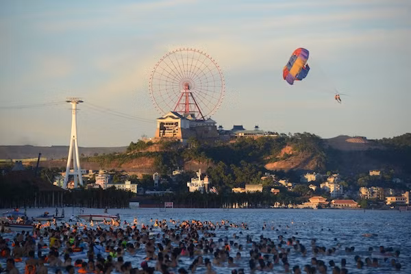 Bãi tắm cộng đồng Hạ Long