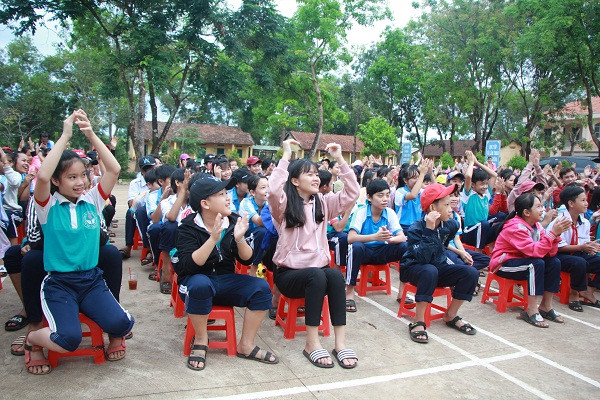 Các em học sinh tham gia chương trình “Ngày hội hoa hồng nhỏ”. Các em học sinh tham gia chương trình “Ngày hội hoa hồng nhỏ”.