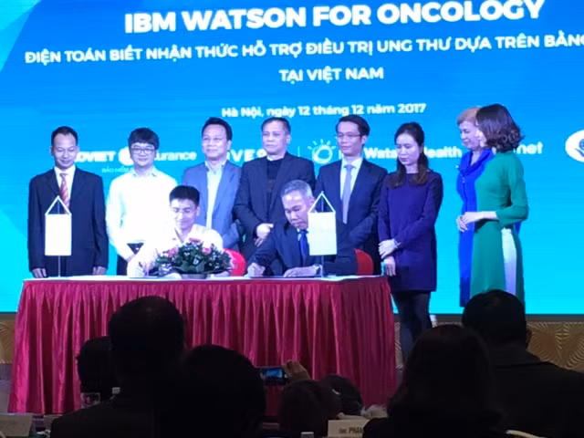 Lễ kí kết hợp tác và triển khai công nghệ IBM Watson for Oncology nhằm hỗ trợ các bác sĩ đưa ra các lựa chọn phác đồ điều trị ung thư dựa trên bằng chứng giữa đại diện Công ty Five9 của Việt Nam và đại diện IBM Việt Nam. (Ảnh: Vương Thuỷ)