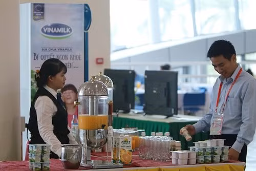 Nước cam Vfresh 100% của Vinamilk được đông đảo phóng viên báo chí trong và ngoài nước tác nghiệp tại Apec 2017 tin tưởng sử dụng (Ảnh: Xuân Phú)