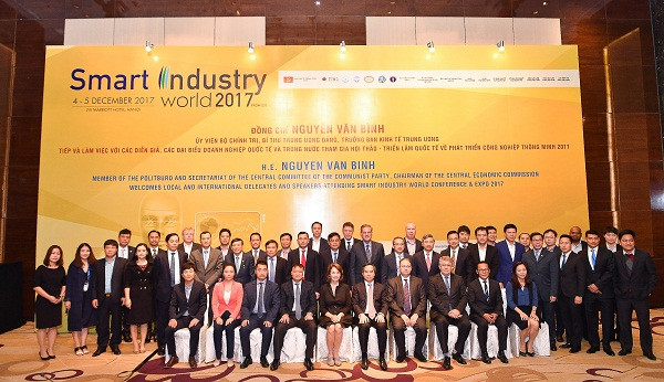 Ông Nguyễn Văn Bình - Ủy viên Bộ Chính trị, Bí thư Trung ương Đảng, Trưởng Ban Kinh tế Trung ương (hàng đầu, thứ 6 từ trái sang) chụp ảnh lưu niệm với các đại biểu trong nước và quốc tế tham dự Hội thảo – Triển lãm "Phát triển công nghiệp thông minh 2017" Ông Nguyễn Văn Bình - Ủy viên Bộ Chính trị, Bí thư Trung ương Đảng, Trưởng Ban Kinh tế Trung ương (hàng đầu, thứ 6 từ trái sang) chụp ảnh lưu niệm với các đại biểu trong nước và quốc tế tham dự Hội thảo – Triển lãm "Phát triển công nghiệp thông minh 2017"