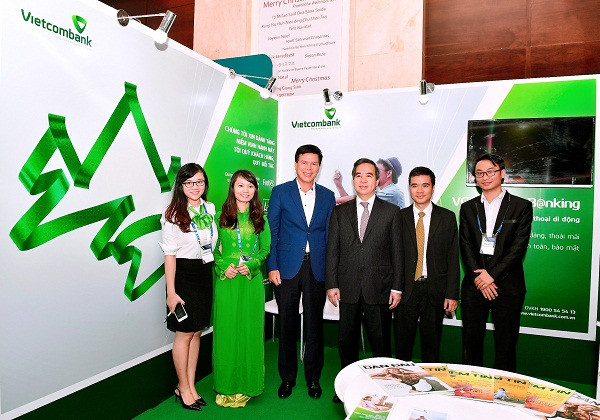 Ông Nguyễn Văn Bình - Ủy viên Bộ Chính trị, Bí thư Trung ương Đảng, Trưởng Ban Kinh tế Trung ương (thứ 3 từ phải sang) thăm và chụp ảnh lưu niệm tại gian hàng trưng bày triển lãm của Vietcombank Ông Nguyễn Văn Bình - Ủy viên Bộ Chính trị, Bí thư Trung ương Đảng, Trưởng Ban Kinh tế Trung ương (thứ 3 từ phải sang) thăm và chụp ảnh lưu niệm tại gian hàng trưng bày triển lãm của Vietcombank