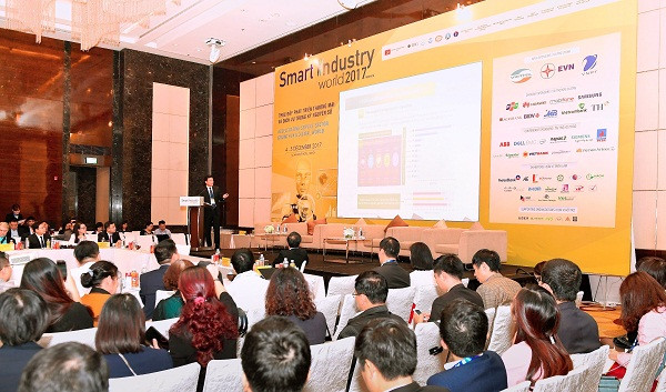 Ông Phạm Mạnh Thắng – Phó Tổng giám đốc Vietcombank trình bày tham luận “Nâng cao sự hài lòng của khách hàng với các trải nghiệm số hóa trên thiết bị di động” trong khuôn khổ Hội thảo chuyên đề “Thúc đẩy phát triển thương mại và dịch vụ trong kỷ nguyên số” Ông Phạm Mạnh Thắng – Phó Tổng giám đốc Vietcombank trình bày tham luận “Nâng cao sự hài lòng của khách hàng với các trải nghiệm số hóa trên thiết bị di động” trong khuôn khổ Hội thảo chuyên đề “Thúc đẩy phát triển thương mại và dịch vụ trong kỷ nguyên số”