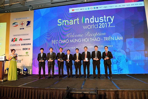 Đại diện Vietcombank (thứ 4 từ phải sang) nhận kỷ niệm chương do Ban Tổ chức trao tặng Đại diện Vietcombank (thứ 4 từ phải sang) nhận kỷ niệm chương do Ban Tổ chức trao tặng