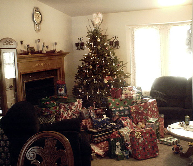 Quà tặng bên cây thông Noel ở trại trẻ mồ côi Quà tặng bên cây thông Noel ở trại trẻ mồ côi