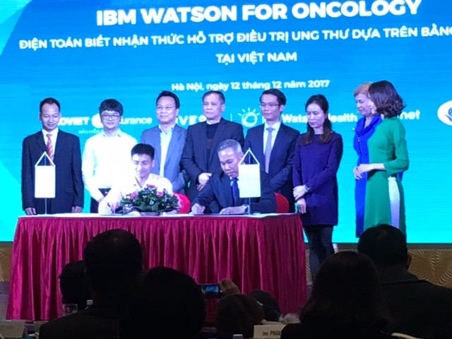 Lễ kí kết hợp tác và triển khai công nghệ IBM Watson for Oncology nhằm hỗ trợ các bác sĩ đưa ra các lựa chọn phác đồ điều trị ung thư dựa trên bằng chứng giữa đại diện Công ty Five9 của Việt Nam và đại diện IBM Việt Nam. (Ảnh: Vương Thuỷ) Lễ kí kết hợp tác và triển khai công nghệ IBM Watson for Oncology nhằm hỗ trợ các bác sĩ đưa ra các lựa chọn phác đồ điều trị ung thư dựa trên bằng chứng giữa đại diện Công ty Five9 của Việt Nam và đại diện IBM Việt Nam. (Ảnh: Vương Thuỷ)