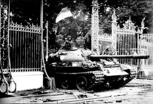 11 giờ 30 ngày 30/4/1975, xe tăng quân giải phóng đã tiến qua cổng sắt đánh chiếm Dinh Tổng thống Ngụy quyền Sài Gòn, sào huyệt cuối cùng của địch. Ảnh tư liệu. 11 giờ 30 ngày 30/4/1975, xe tăng quân giải phóng đã tiến qua cổng sắt đánh chiếm Dinh Tổng thống Ngụy quyền Sài Gòn, sào huyệt cuối cùng của địch. Ảnh tư liệu.