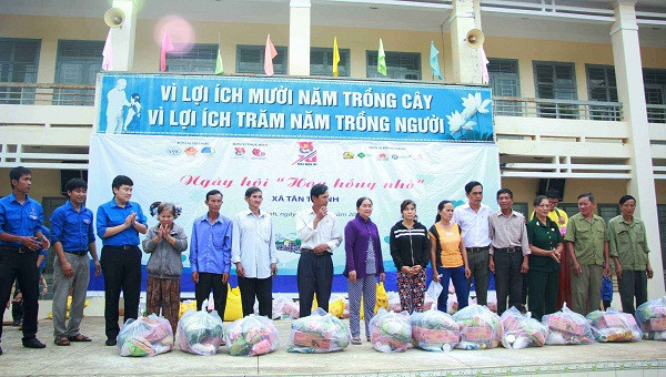 Ban tổ chức tặng quà cho các hộ nghèo, gia đình chính sách. Ban tổ chức tặng quà cho các hộ nghèo, gia đình chính sách.