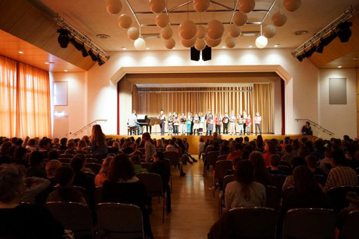 Toàn cảnh hội trường đêm Noel Toàn cảnh hội trường đêm Noel