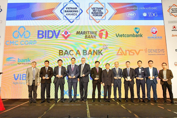 Đại diện Vietcombank, ông Thomas William Tobin – Giám đốc Khối Bán lẻ (thứ 5 từ trái sang) nhận kỷ niệm chương do Ban Tổ chức trao tặng Đại diện Vietcombank, ông Thomas William Tobin – Giám đốc Khối Bán lẻ (thứ 5 từ trái sang) nhận kỷ niệm chương do Ban Tổ chức trao tặng