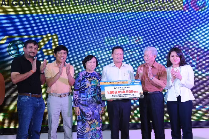 Phó Chủ Tịch Ủy ban nhân dân tỉnh Quảng Nam nhận biển tài trợ xây trường mầm non Sao Biển