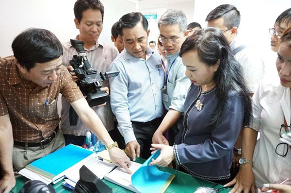 Bộ trưởng Y tế Nguyễn Thị Kim Tiến kiểm tra phòng khám Trung Quốc ở Thành phố Hồ Chí Minh. Ảnh: Vietnamnet.vn