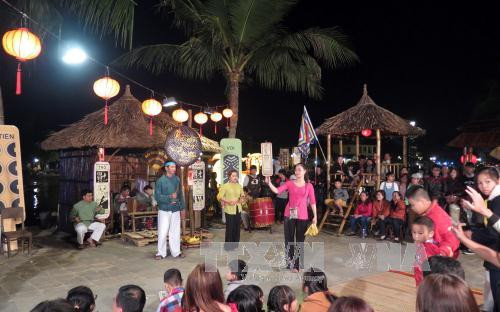 Một chương trình diễn xướng hô hát Bài Chòi ở phố cổ Hội An. Ảnh: Đỗ Trưởng/TTXVN Một chương trình diễn xướng hô hát Bài Chòi ở phố cổ Hội An. Ảnh: Đỗ Trưởng/TTXVN