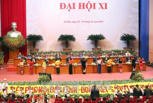 Thiếu nhi Thủ đô tặng hoa chúc mừng lãnh đạo Đảng, Nhà nước dự Đại hội. Ảnh: TTXVN