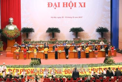 Thiếu nhi Thủ đô tặng hoa chúc mừng lãnh đạo Đảng, Nhà nước dự Đại hội. Ảnh: TTXVN