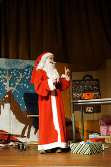 Ông già tuyết điều khiển chương trình “đêm Noel” Ông già tuyết điều khiển chương trình “đêm Noel”