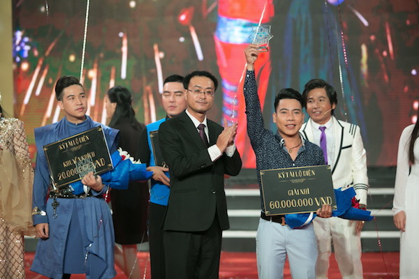 Ông Lê Nguyễn Đức Khôi - Trưởng phòng Quan hệ Công chúng, Tập đoàn Tân Hiệp Phát trao giải Á quân cho nghệ sĩ xiếc Bá Đức Ông Lê Nguyễn Đức Khôi - Trưởng phòng Quan hệ Công chúng, Tập đoàn Tân Hiệp Phát trao giải Á quân cho nghệ sĩ xiếc Bá Đức