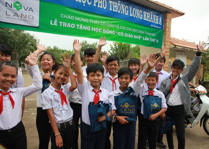 Trong suốt 13 năm qua, Quỹ từ thiện Cô giáo Nhế đã tiếp sức cho hàng ngàn học sinh có hoàn cảnh khó khăn, dành tặng hàng tỷ đồng nhằm hỗ trợ các em có thêm điều kiện được đến trường. Trong suốt 13 năm qua, Quỹ từ thiện Cô giáo Nhế đã tiếp sức cho hàng ngàn học sinh có hoàn cảnh khó khăn, dành tặng hàng tỷ đồng nhằm hỗ trợ các em có thêm điều kiện được đến trường.