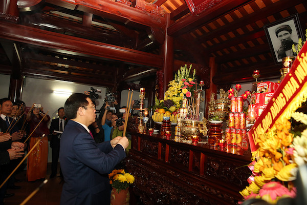 Phó Thủ tướng Vương Đình Huệ dâng hương tưởng niệm Chí sĩ yêu nước Phan Bội Châu Phó Thủ tướng Vương Đình Huệ dâng hương tưởng niệm Chí sĩ yêu nước Phan Bội Châu