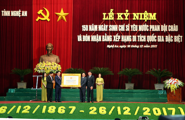 Phó Thủ tướng Vương Đình Huệ trao tặng Bằng xếp hạng Di tích quốc gia đặc biệt cho Khu lưu niệm Phan Bội Châu. Phó Thủ tướng Vương Đình Huệ trao tặng Bằng xếp hạng Di tích quốc gia đặc biệt cho Khu lưu niệm Phan Bội Châu.