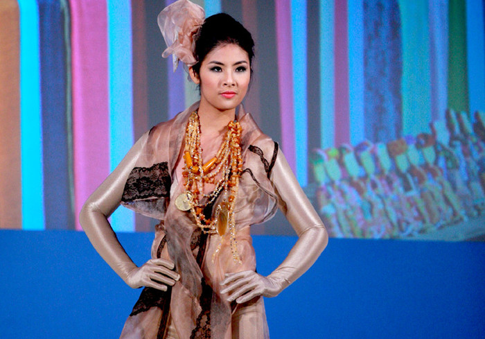 Bộ sưu tập của Nhà thiết kế Minh Hạnh lấy chất liệu thổ cẩm làm dấu ấn chính của ý tưởng qua phần biểu diễn của Hoa hậu Ngọc Hân và Thùy Dung, cùng các người mẫu của New Talent. Trong ảnh: Hoa hậu Ngọc Hân. Bộ sưu tập của Nhà thiết kế Minh Hạnh lấy chất liệu thổ cẩm làm dấu ấn chính của ý tưởng qua phần biểu diễn của Hoa hậu Ngọc Hân và Thùy Dung, cùng các người mẫu của New Talent. Trong ảnh: Hoa hậu Ngọc Hân.