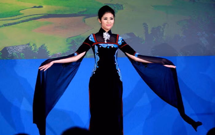 Phần trình diễn thời trang tối 9/12 nằm trong buổi tiếp đón và chiêu đãi giới chức Anh quốc của Chủ tịch Quốc Hội VN Nguyễn Sinh Hùng tại khách sạn Dorchester cổ kính và nổi tiếng nhất London. Trong ảnh: Hoa hậu Ngọc Hân. Phần trình diễn thời trang tối 9/12 nằm trong buổi tiếp đón và chiêu đãi giới chức Anh quốc của Chủ tịch Quốc Hội VN Nguyễn Sinh Hùng tại khách sạn Dorchester cổ kính và nổi tiếng nhất London. Trong ảnh: Hoa hậu Ngọc Hân.