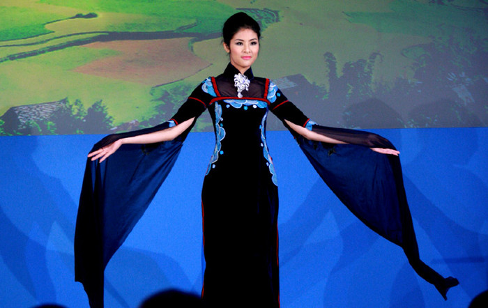 Phần trình diễn thời trang tối 9/12 nằm trong buổi tiếp đón và chiêu đãi giới chức Anh quốc của Chủ tịch Quốc Hội VN Nguyễn Sinh Hùng tại khách sạn Dorchester cổ kính và nổi tiếng nhất London. Trong ảnh: Hoa hậu Ngọc Hân. Phần trình diễn thời trang tối 9/12 nằm trong buổi tiếp đón và chiêu đãi giới chức Anh quốc của Chủ tịch Quốc Hội VN Nguyễn Sinh Hùng tại khách sạn Dorchester cổ kính và nổi tiếng nhất London. Trong ảnh: Hoa hậu Ngọc Hân.