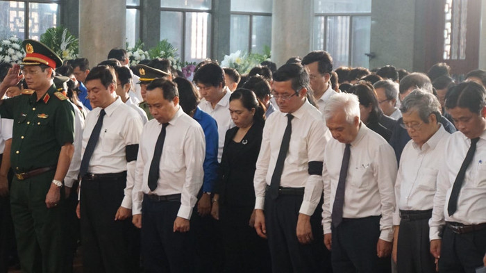 Các đại biểu dành một phút mặc niệm, tưởng nhớ đến Giáo sư, Tiến sĩ Trần Hồng Quân (ảnh: V.D)