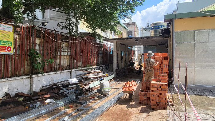 Bên trong mặt bằng này vẫn đang tiến hành xây dựng, ngổn ngang gạch đá sắt thép (ảnh: V.D)