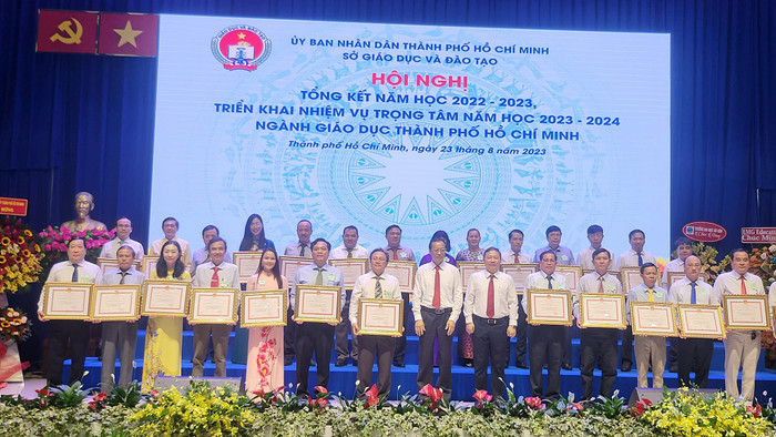 Các tập thể lao động xuất sắc được Ủy ban Nhân dân Thành phố Hồ Chí Minh tặng giấy khen (ảnh: V.D) Các tập thể lao động xuất sắc được Ủy ban Nhân dân Thành phố Hồ Chí Minh tặng giấy khen (ảnh: V.D)