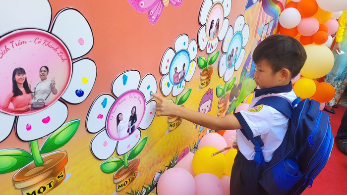 Học sinh lớp 1 in dấu vân tay theo từng đơn vị lớp ở Trường Nguyễn Bỉnh Khiêm (ảnh: V.D)