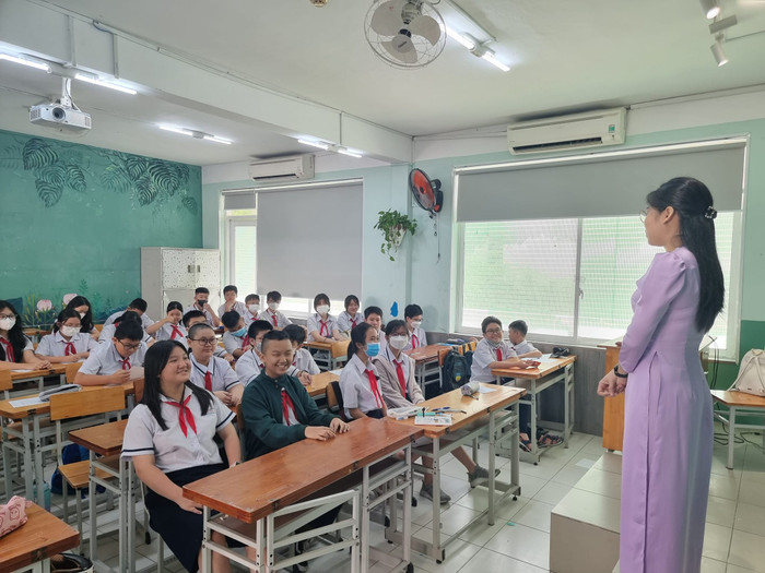 Học sinh Trường trung học cơ sở Nguyễn Du, Quận 1 sinh hoạt với giáo viên chủ nhiệm trên lớp (ảnh: NTCC) Học sinh Trường trung học cơ sở Nguyễn Du, Quận 1 sinh hoạt với giáo viên chủ nhiệm trên lớp (ảnh: NTCC)