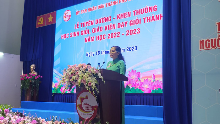 Bà Nguyễn Thị Lệ - Chủ tịch Hội đồng Nhân dân Thành phố Hồ Chí Minh phát biểu tại lễ tuyên dương học sinh giỏi tiêu biểu (ảnh: V.D) Bà Nguyễn Thị Lệ - Chủ tịch Hội đồng Nhân dân Thành phố Hồ Chí Minh phát biểu tại lễ tuyên dương học sinh giỏi tiêu biểu (ảnh: V.D)