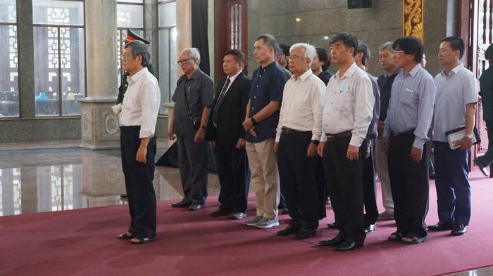 Đoàn Hiệp hội Các trường đại học, cao đẳng Việt Nam vào viếng Giáo sư, Tiến sĩ Trần Hồng Quân (ảnh: V.D)