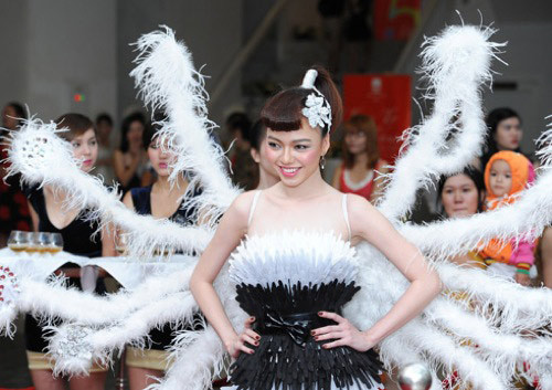 Cứ như thể Vũ Hoàng Điệp đang muốn hóa thân thành "yêu quái nhền nhện", bằng những dây lông trông có phần "gớm ghiếc" thế này.