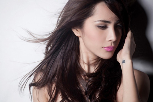 Thủy Tiên im lặng về các tin đồn thẩm mỹ...nhưng sự thay đổi quá nhiều về nhan sắc là minh chứng cho những nghi vấn dao kéo của cô. Thủy Tiên im lặng về các tin đồn thẩm mỹ...nhưng sự thay đổi quá nhiều về nhan sắc là minh chứng cho những nghi vấn dao kéo của cô.