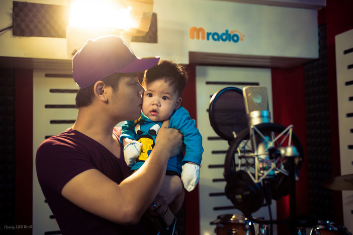 Cảnh ông bố Dương Trần Nghĩa ôm cậu con trái hát mừng Valentine nhận được rất nhiều ủng hộ của khán giả. Cảnh ông bố Dương Trần Nghĩa ôm cậu con trái hát mừng Valentine nhận được rất nhiều ủng hộ của khán giả.