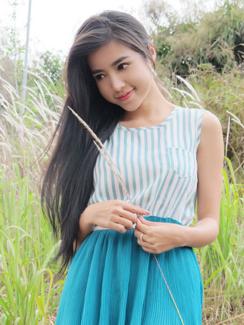 Elly Trần cũng là một người sở hữu cơ thể không cân xứng, đôi gò bồng đảo khủng đến mức "nuốt chửng" luôn vòng 3