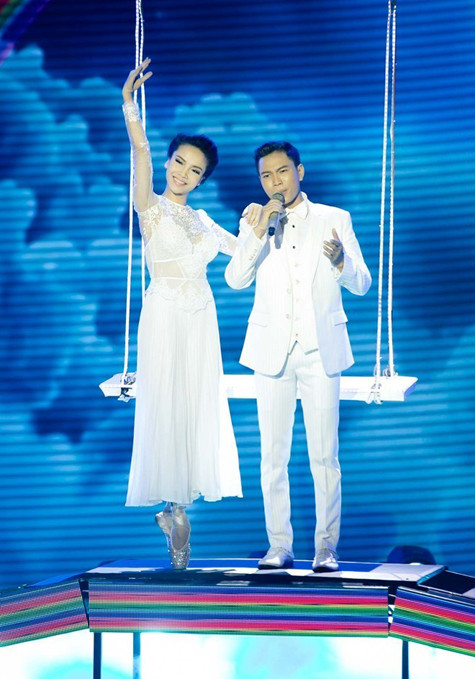 Quang Đại thể hiện ca khúc "Tìm lại bầu trời" trong liveshow Nhân tố bí ẩn tối 24/8 vừa qua. Quang Đại thể hiện ca khúc "Tìm lại bầu trời" trong liveshow Nhân tố bí ẩn tối 24/8 vừa qua.