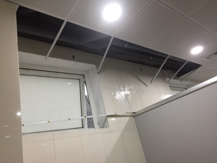 Nhiều tấm ốp trần khu nhà vệ sinh cho học sinh Trường Tiểu học Đại Kim rơi xuống sàn nhà, bệ rửa tay, rửa mặt của học sinh. Ảnh: NVCC. Nhiều tấm ốp trần khu nhà vệ sinh cho học sinh Trường Tiểu học Đại Kim rơi xuống sàn nhà, bệ rửa tay, rửa mặt của học sinh. Ảnh: NVCC.