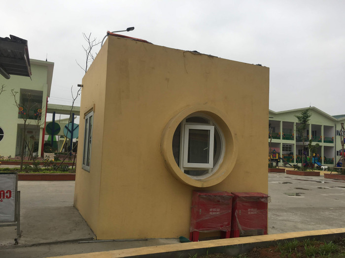 Phòng bảo vệ của ngôi trường trên 61 tỷ đồng được thi công khá ẩu, thiếu thẩm mỹ. Ảnh: Vũ Phương. Phòng bảo vệ của ngôi trường trên 61 tỷ đồng được thi công khá ẩu, thiếu thẩm mỹ. Ảnh: Vũ Phương.