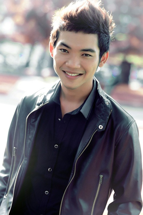 Mai Quốc Việt từng gây sốt dân mạng khi nhái giọng 13 ca sỹ khác nhau. Mai Quốc Việt từng gây sốt dân mạng khi nhái giọng 13 ca sỹ khác nhau.