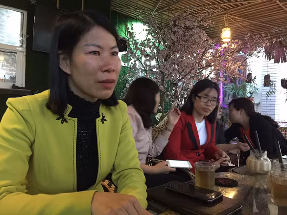 Nước mắt của những giáo viên hợp đồng vẫn chưa ngừng rơi (Ảnh:Tuoitre.vn) Nước mắt của những giáo viên hợp đồng vẫn chưa ngừng rơi (Ảnh:Tuoitre.vn)