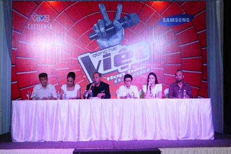 Ông Quang Minh (áo đen), Phương Uyên (bên phải ông Quang Minh) và các HLV The Voice trả lời báo chí. Ảnh: Hương Giang Ông Quang Minh (áo đen), Phương Uyên (bên phải ông Quang Minh) và các HLV The Voice trả lời báo chí. Ảnh: Hương Giang